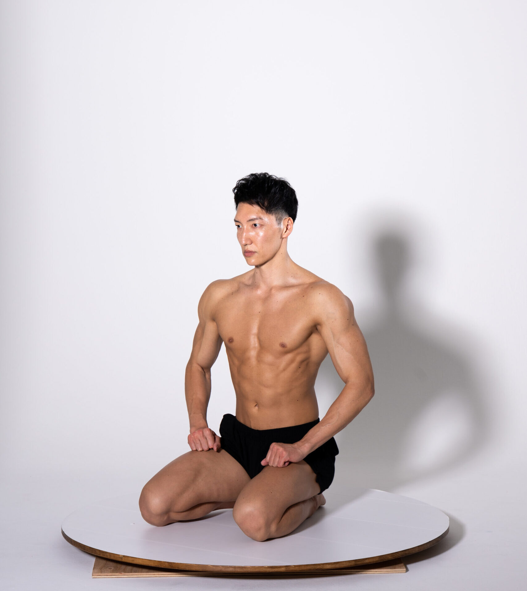 はだかで正座する女 