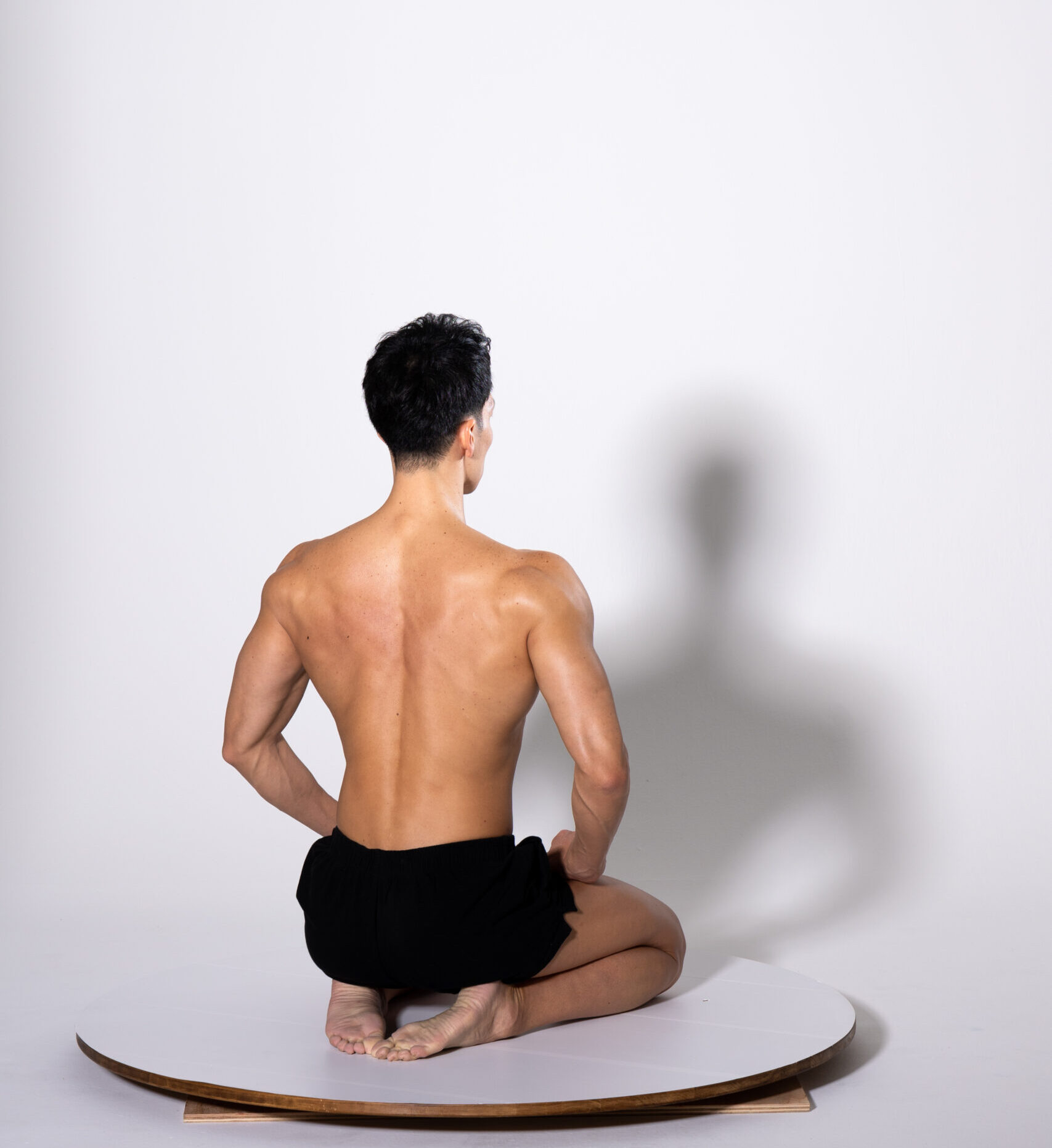 はだかで正座する女 