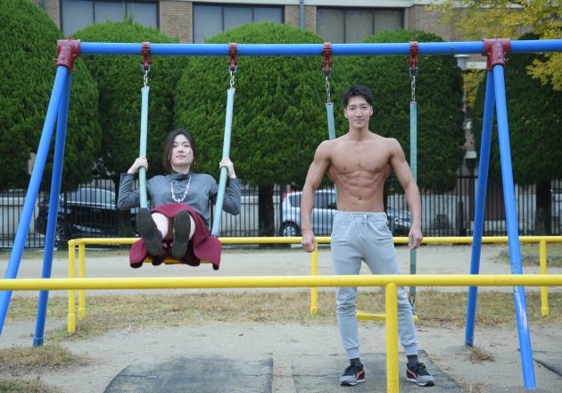 ブランコをカップルで楽しんでいたのに、突然フロントポーズをするマッチョ/reference photo for drawing muscle/date at the park@写真　マッチョ