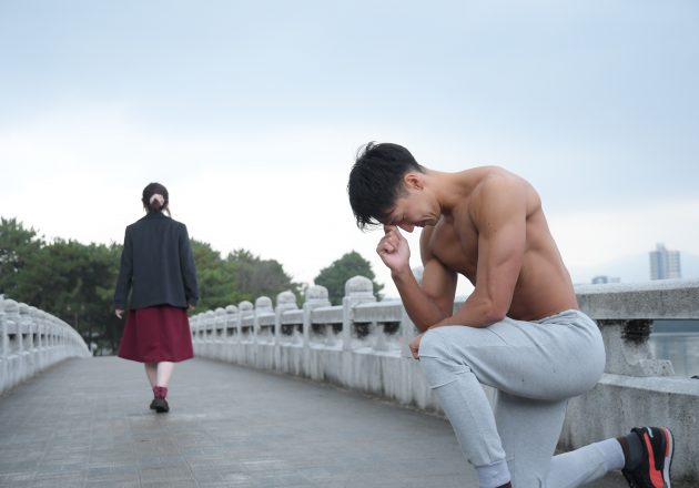 愛の告白をするものの、フラれるマッチョ@フリー素材　デート/reference photo for drawing muscle/date at the park