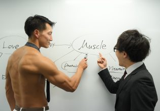 【オフィスのマッチョ】筋肉について議論するマッチョ@フリー素材 プレゼン/reference photo for drawing muscle/at the office