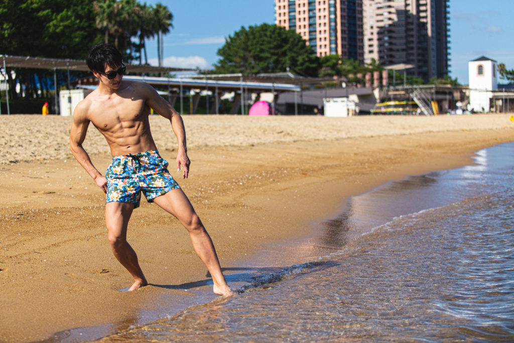 恐る恐る水に足を入れるマッチョ/reference photo for drawing muscle at the beach@海　筋肉