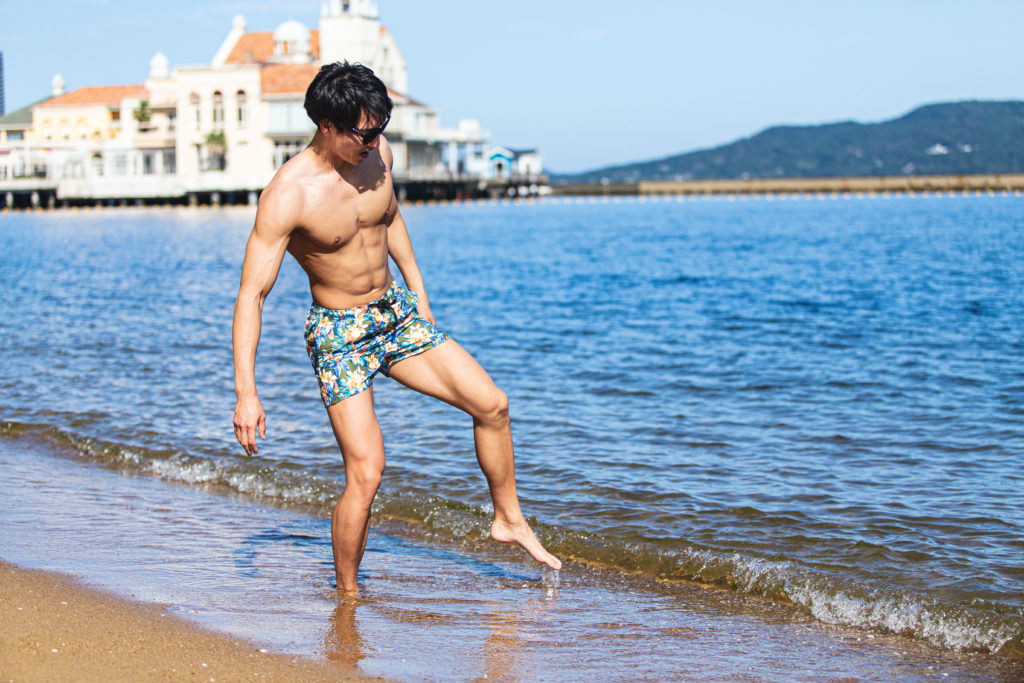 恐る恐る水に足を入れるマッチョ2@フリー素材　筋肉/reference photo for drawing muscle at the beach
