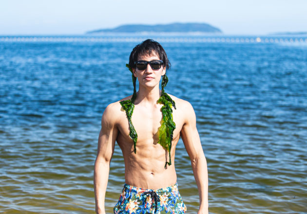 浜崎あ○みのアルバムジャケットを真似するマッチョ/reference photo for drawing muscle at the beach@モデル　筋肉