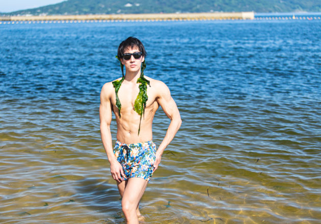 海でグラビア撮影をするマッチョ/reference photo for drawing muscle at the beach@グラビア　フリー素材
