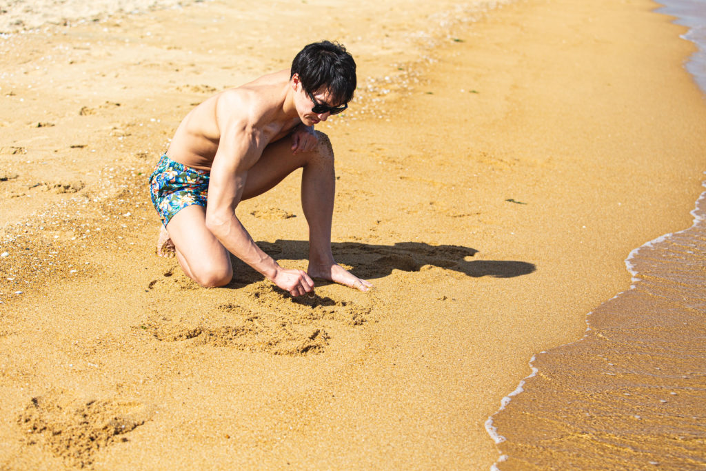砂浜に好きな筋肉の部位を書くマッチョ1/reference photo for drawing muscle at the beach@フリー素材　ビーチ