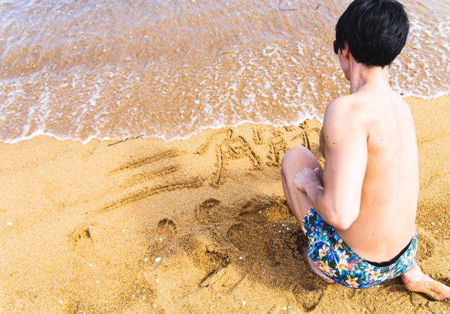 砂浜に好きな筋肉の部位を書くマッチョ2/reference photo for drawing muscle at the beach@フリー素材　砂浜