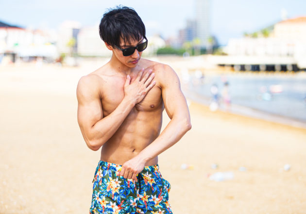 しっかり日焼け止めを塗るマッチョ/reference photo for drawing muscle at the beach@モデル　筋肉