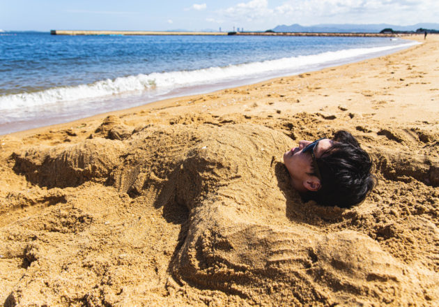 砂に埋められるマッチョ2/reference photo for drawing muscle at the beach@フリー素材　夏