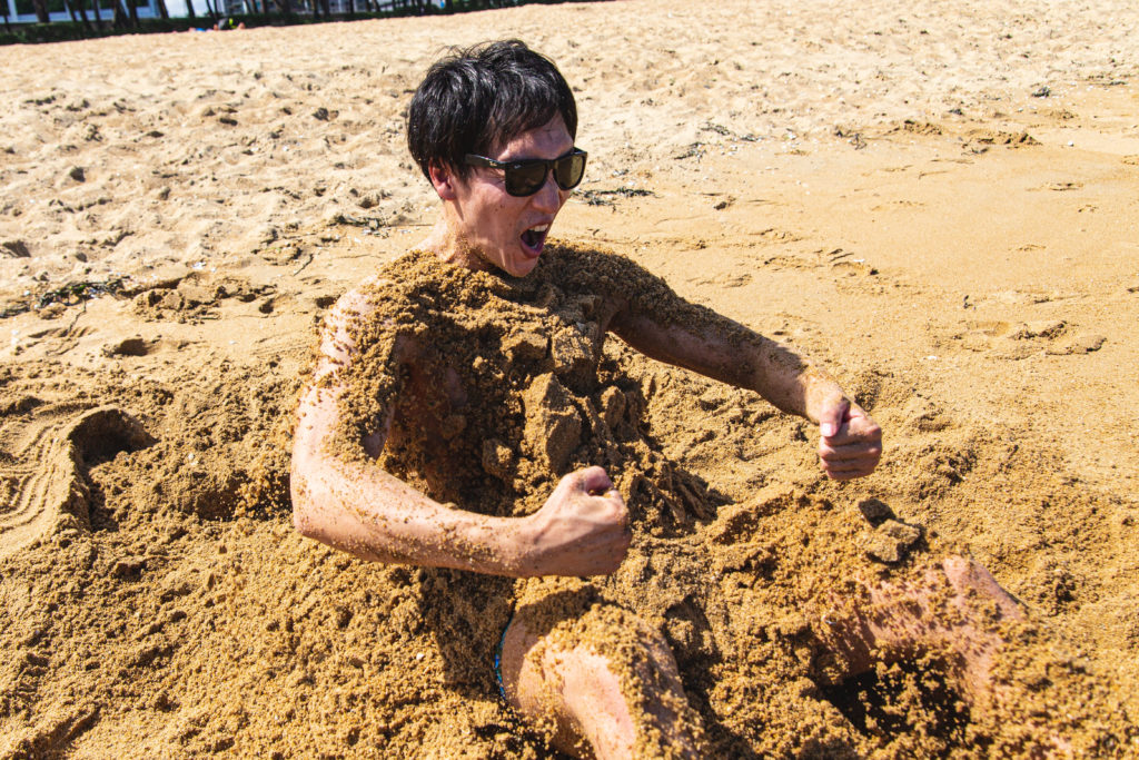 砂から産まれるマッチョ2/reference photo for drawing muscle at the beach@フリー素材　砂浜