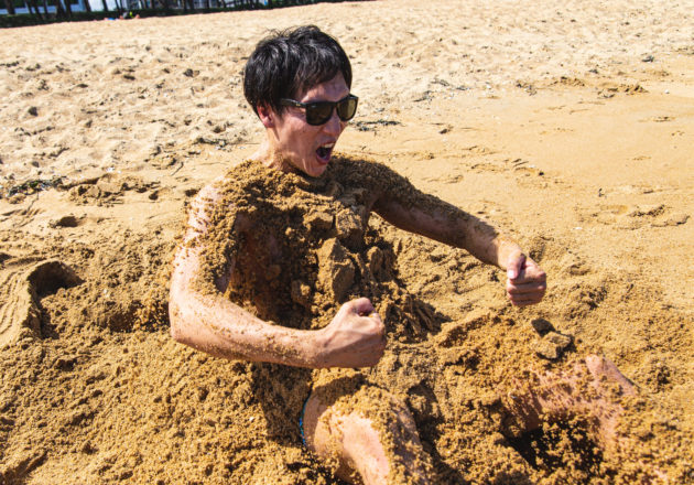 砂から産まれるマッチョ2/reference photo for drawing muscle at the beach@フリー素材　砂浜