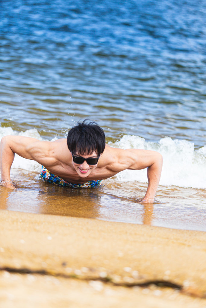 波打ち際でパンプアップするマッチョ/reference photo for drawing muscle at the beach@フリー素材　海