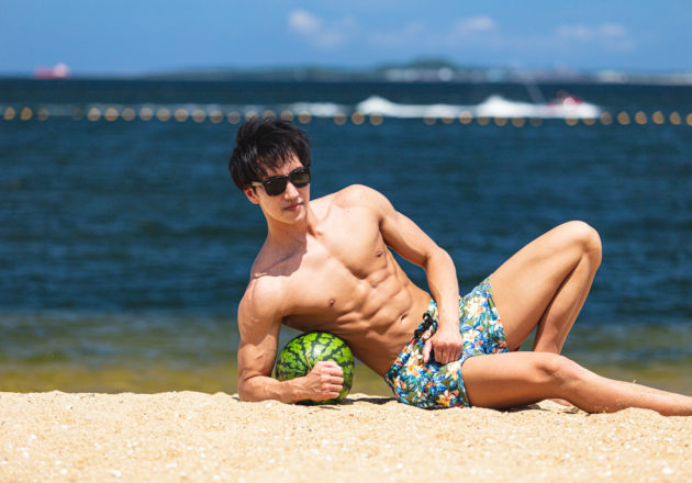 海とスイカとマッチョ2/reference photo for drawing muscle at the beach@モデル　筋肉