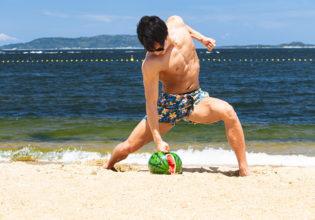 拳でスイカを割るマッチョ1/reference photo for drawing muscle at the beach@フリー素材　夏　海