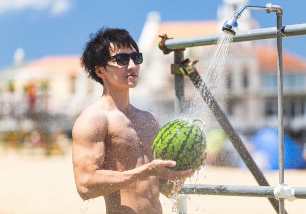 スイカ洗いのマッチョ1/reference photo for drawing muscle at the beach@フリー素材　筋肉