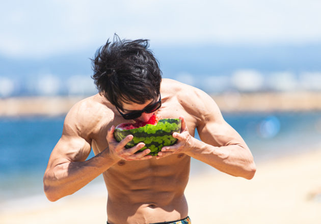 スイカをワイルドにいただくマッチョ1/reference photo for drawing muscle at the beach@海　筋肉