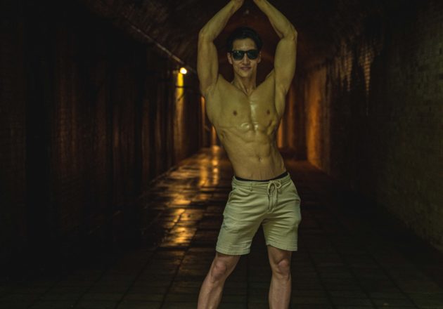 ダンジョンにマッチョが現れた2(縦写真)/reference photo for drawing muscle at forest /dungeon@ダンジョン　フリー素材