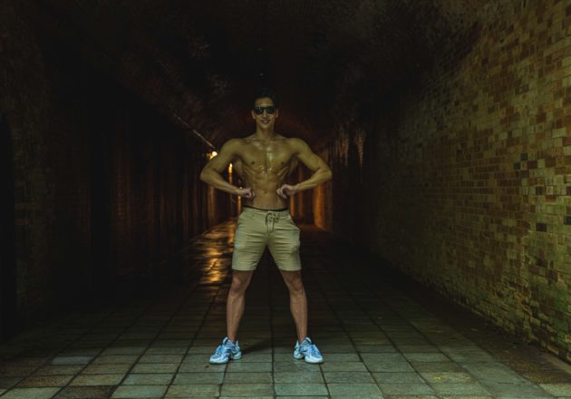 ダンジョンにマッチョが現れた1・reference photo for drawing muscle at forest /dungeon@フリー素材　筋肉