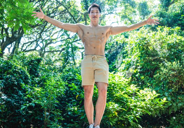 森の微精霊マッチョ(縦写真)/reference photo for drawing muscle at forest /dungeon@フリー素材　森