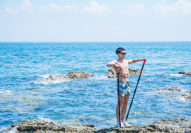 磯場でパンプアップするマッチョ/reference photo for drawing muscle at the sea@著作権フリー 画像 筋肉