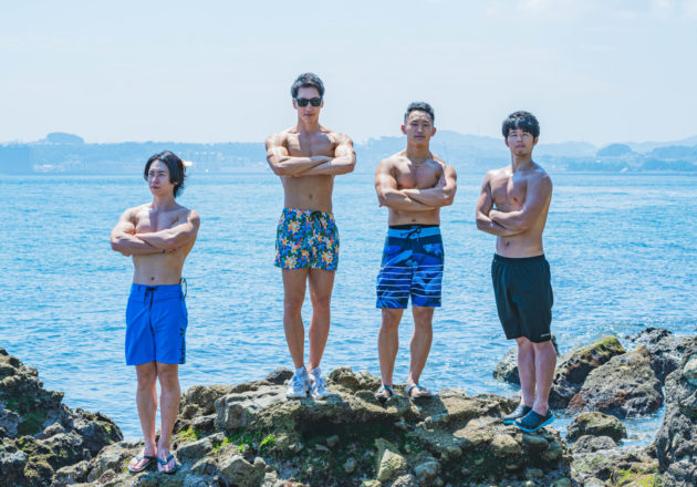 行くてを阻むアサシンマッチョたち/reference photo for drawing muscle at the sea@著作権フリー 画像 筋肉