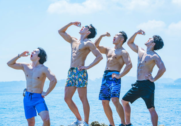 海でゆで卵を丸飲みするマッチョたち/reference photo for drawing muscle at the sea@著作権フリー 画像 筋肉