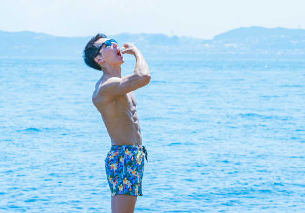 ワイルドにゆで卵を食べるマッチョ2(縦写真)/reference photo for drawing muscle at the sea@著作権フリー 画像 筋肉