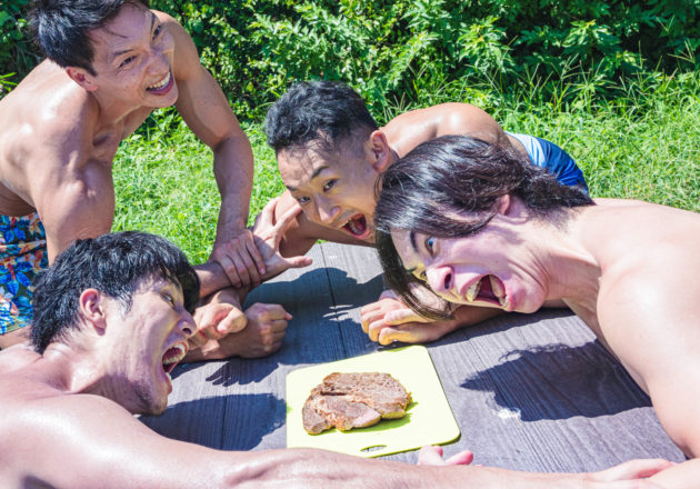 肉を奪い合うマッチョたち２/reference photo for drawing muscle at forest /BBQ@バーベキュー　写真　フリー
