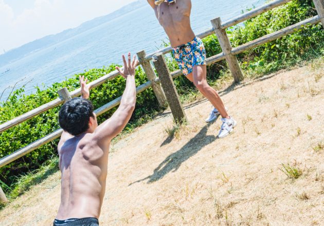 子供をあやしているのに連れ去ると思われているマッチョ(縦写真)@著作権フリー 画像 筋肉