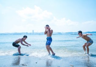 海で戯れるマッチョたち/reference photo for drawing muscle at beach@著作権フリー 画像 筋肉