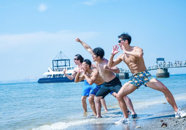 海に向かって好きな人の名前を叫ぶマッチョ/reference photo for drawing muscle at beach@ビーチ　フリー素材