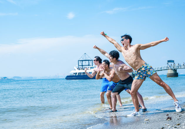 海に向かって「バカヤロー」と叫ぶマッチョたち/reference photo for drawing muscle at beach1@著作権フリー 画像 海
