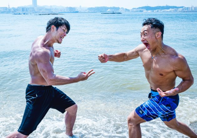 命を懸けてじゃんけんするマッチョ/reference photo for drawing muscle at beach@著作権フリー 画像 筋肉
