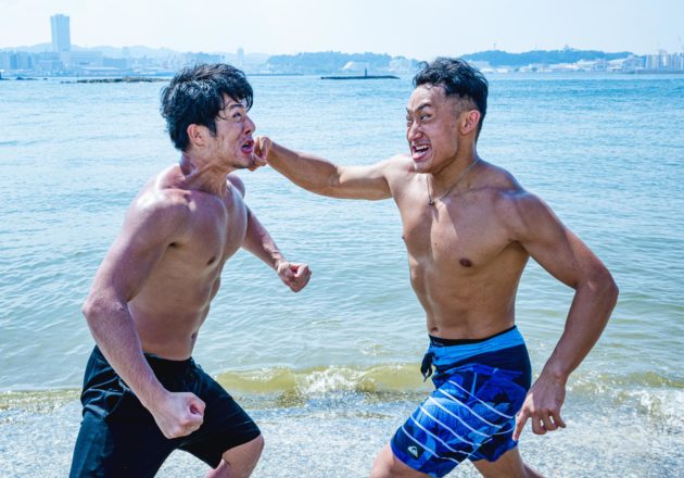 命を懸けてあっちむいてホイするマッチョ/reference photo for drawing muscle at beach@フリー素材　海