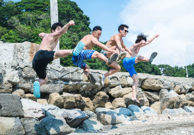 青春飛び蹴りマッチョ/reference photo for drawing muscle at beach@著作権フリー 画像 筋肉