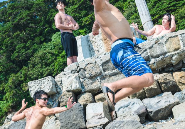 世界を救うため最後の戦いに挑むマッチョ1(縦写真)@著作権フリー 画像 筋肉