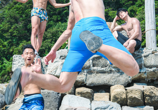 世界を救うため最後の戦いに挑むマッチョ２(縦写真)・reference photo for drawing muscle at beach@著作権フリー 画像 筋肉