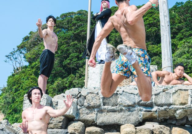 ラスボス前の四天王を初撃で撃ち払おうとするマッチョ(縦写真)/reference photo for drawing muscle at beach@海　マッチョ
