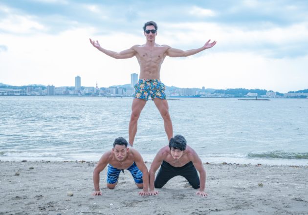 組体操をするマッチョ/reference photo for drawing muscle at beach@海　フリー素材
