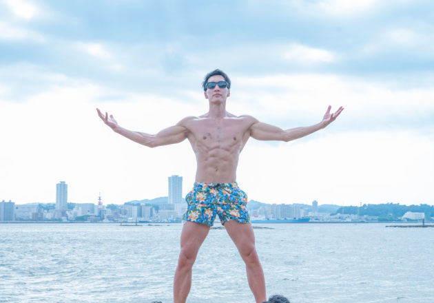 組体操をするマッチョ（縦型写真）/reference photo for drawing muscle at beach@海　マッチョ
