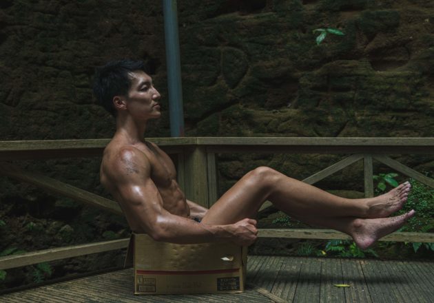 遺跡に捨てマッチョ４/reference photo for drawing muscle at forest /dungeon/box macho@フリー素材　筋肉