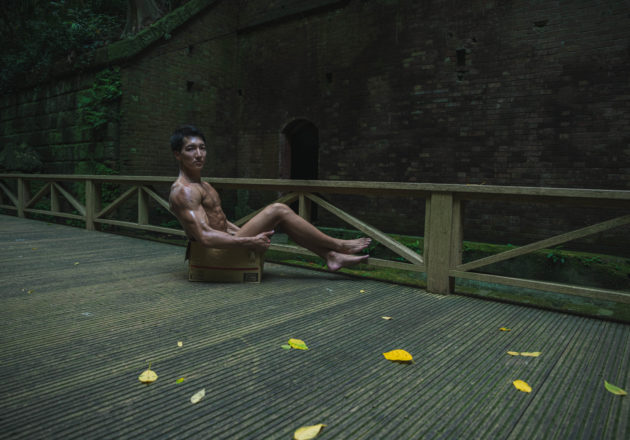 遺跡に捨てマッチョ1@ダンジョン　フリー素材/reference photo for drawing muscle at forest /dungeon/box macho