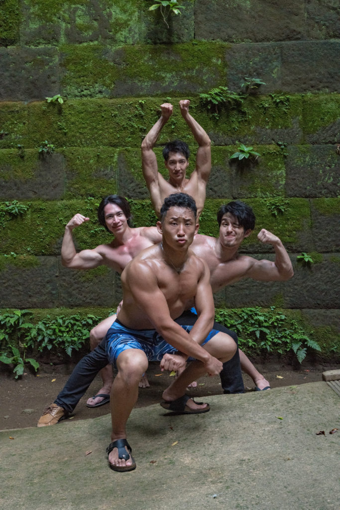 森の精霊マッチョ(縦写真)/reference photo for drawing muscle at forest /dungeon@フリー素材　筋肉