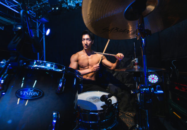 カウントを刻むマッチョ/reference photo for drawing muscle /live music club@写真　マッチョ