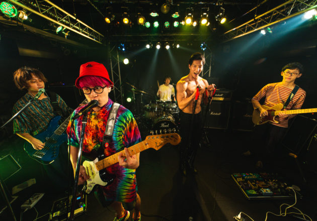 バンド演奏の中でパンプアップするマッチョ/reference photo for drawing muscle /Rook band@ライブ　マッチョ