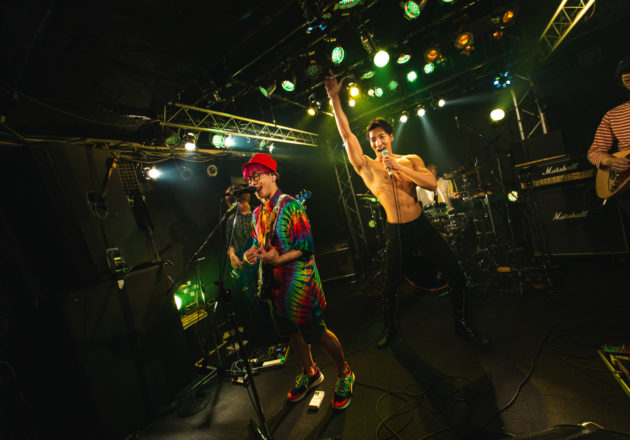 シンガロングするマッチョ@ロックバンド　写真/reference photo for drawing muscle /Rook band