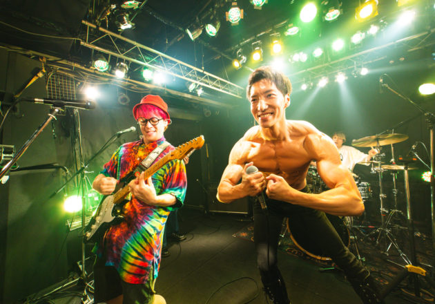 ライブ中にポージングするマッチョ/reference photo for drawing muscle /Rook band@ロックバンド　写真