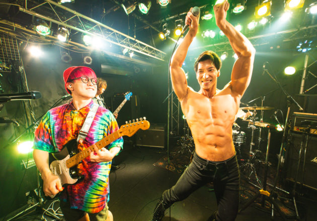 ライブ中にポージングするマッチョ/reference photo for drawing muscle /Rook band@フリー素材　筋肉