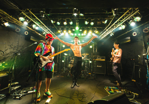 ライブ中にポージングするマッチョ/reference photo for drawing muscle /Rook band@マッチョ　ショー
