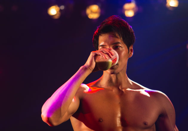 ライブ中にプロテインを飲むマッチョ/reference photo for drawing muscle /Rook band@写真　マッチョ